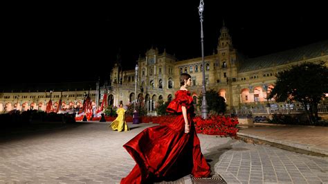 desfile dior sevilla invitados|El desfile de Dior en la plaza de España de Sevilla en imágenes.